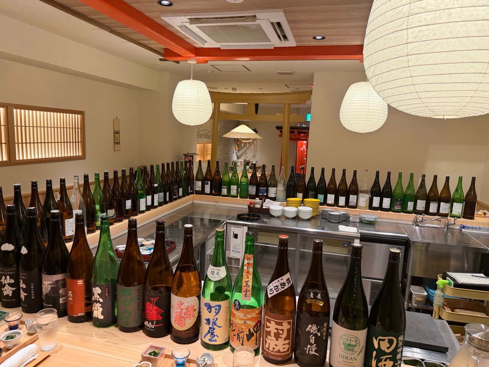多彩な日本酒が並ぶカウンター