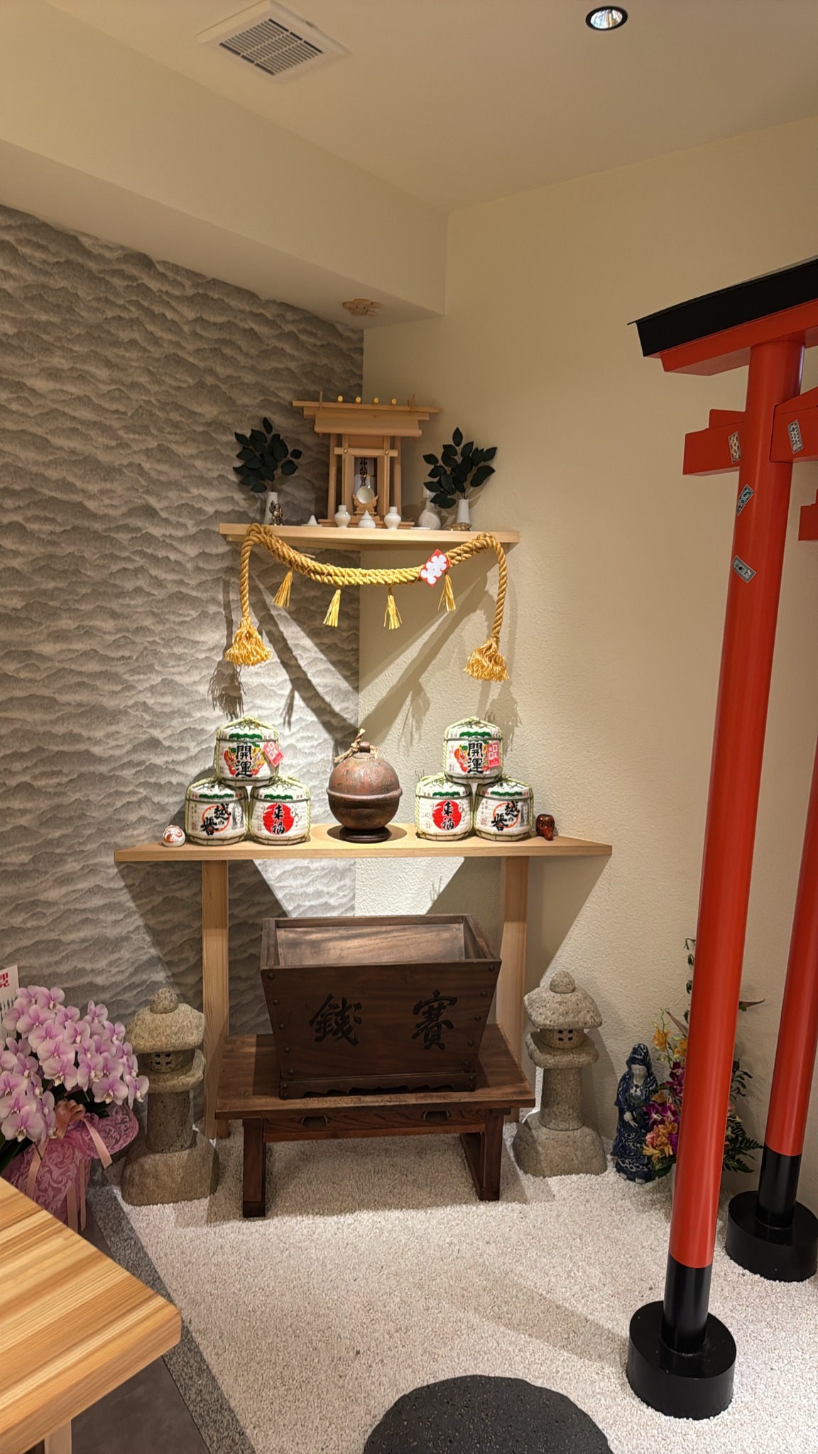 神棚と朱色の鳥居